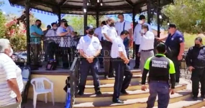 Felipe Prado abandona negociaciones con burócratas rodeado de policías