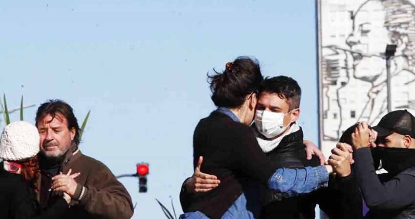 Bailando tango, así protestan en Argentina por confinamiento covid