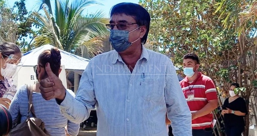 Coordialidad y respeto en la elección, pide Oscar Leggs al emitir su voto