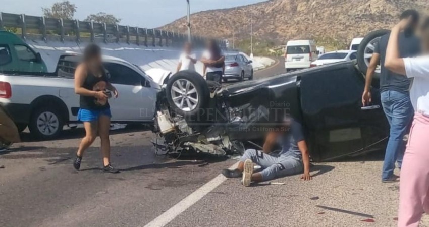 Aparatoso accidente en curva de Playa Santa María en Los Cabos