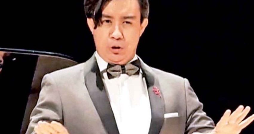 Eduardo Martínez obtiene tres premios en un concurso de canto internacional