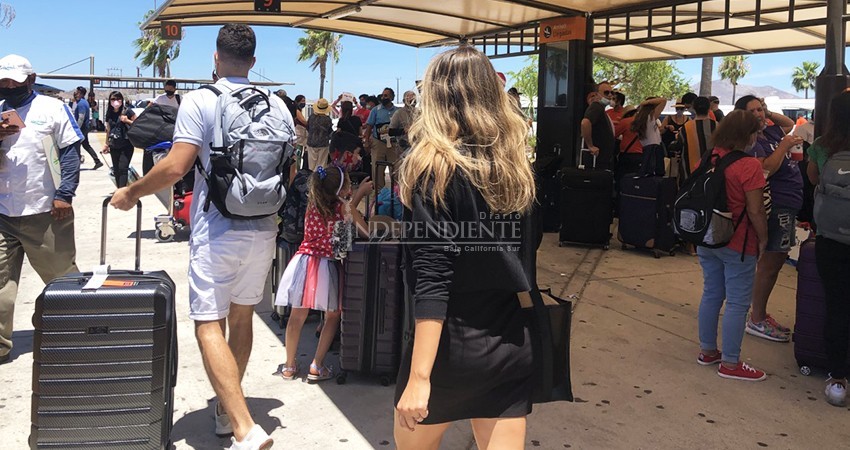 Saturan turistas estadounidenses aeropuerto de Los Cabos
