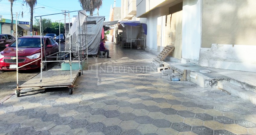 En la madrugada: policías retiran puestos semifijos del centro de La Paz