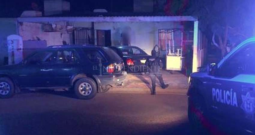 Mujer encuentra muerto a su hijo frente a su casa