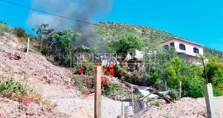 Chispa de estufa origina incendio que consume vivienda
