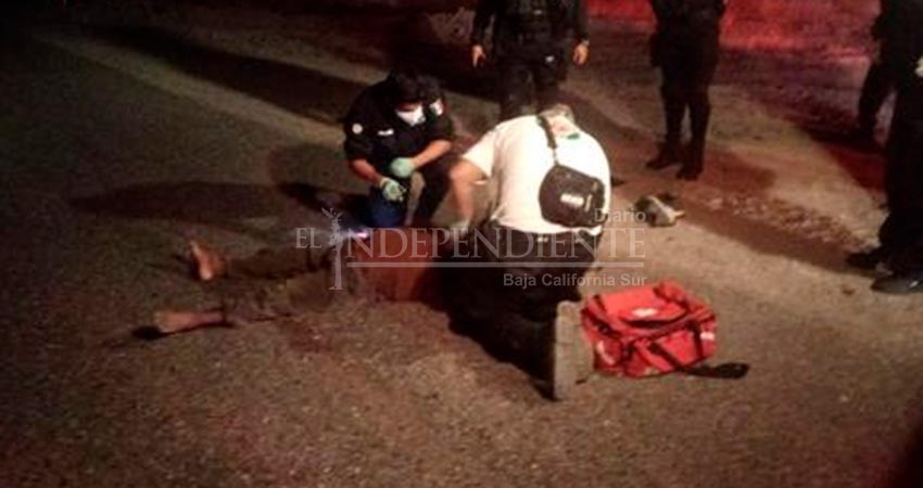 Atropellado hombre al caminar al límite de carretera 