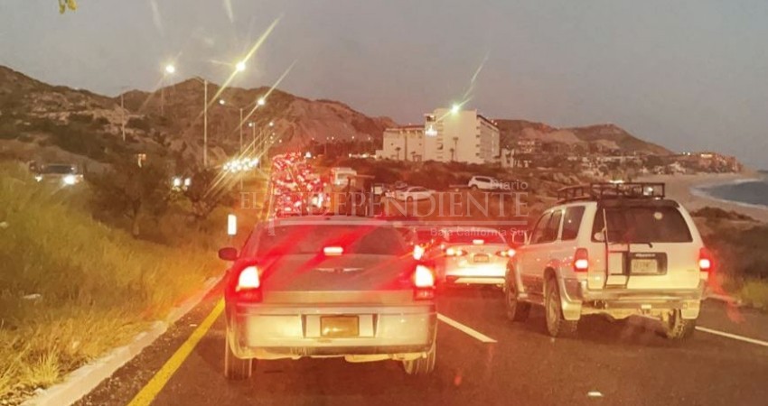 Colapso en transpeninsular de Los Cabos por accidente vial