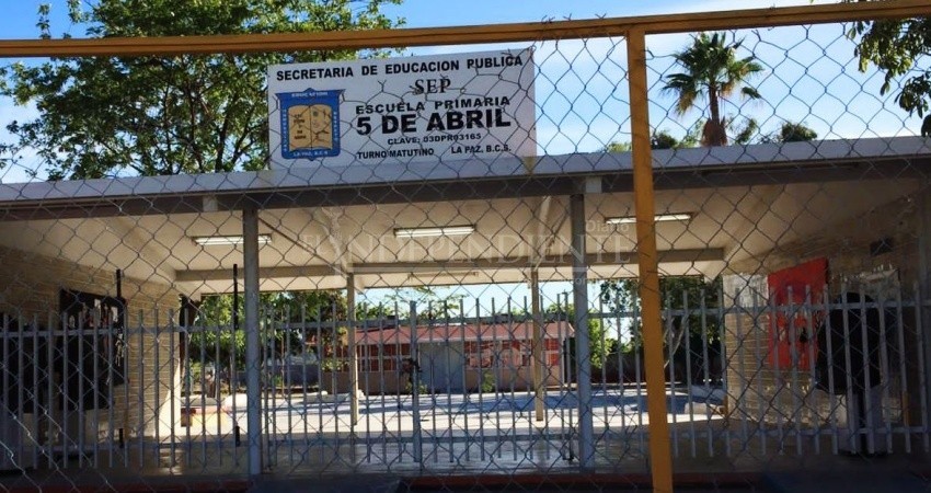Padres olvidan a su hijo en la Escuela
