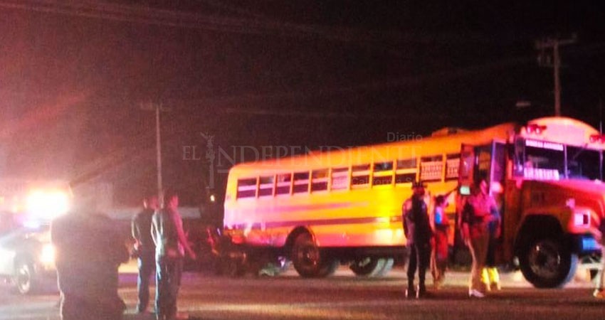 Un muerto y un herido en choque de pickup contra urbano