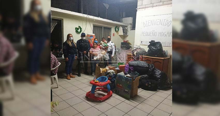 Entregan juguetes y despenas policías de Prevención del Delito