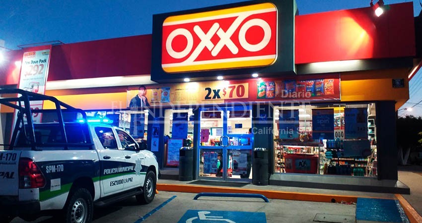 Asaltan a empleado de Oxxo cuando abría el negocio 