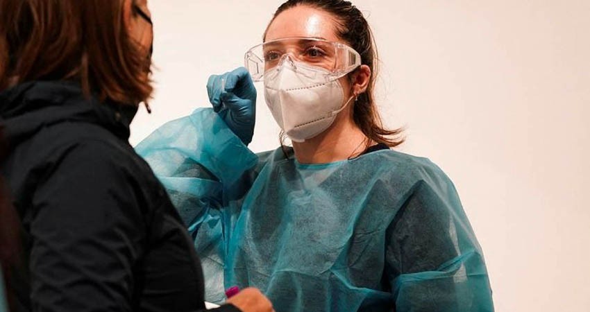 Pruebas rápidas de covid son menos precisas con ómicron, advierten en EU