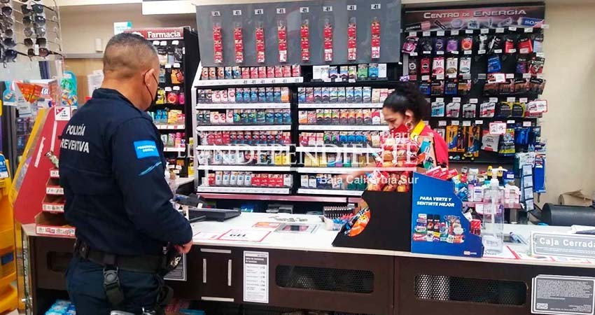 Hombre armado se lleva hasta los chicles de tienda Oxxo