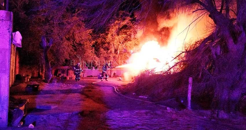 Fuego consume cabina de tráiler; era refugio de indigentes