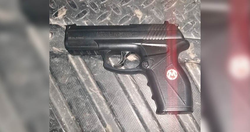 Detenidos con una pistola escuadra; era de juguete