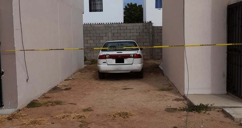 Oculto entre dos viviendas encuentran auto reportado como robado en La Paz