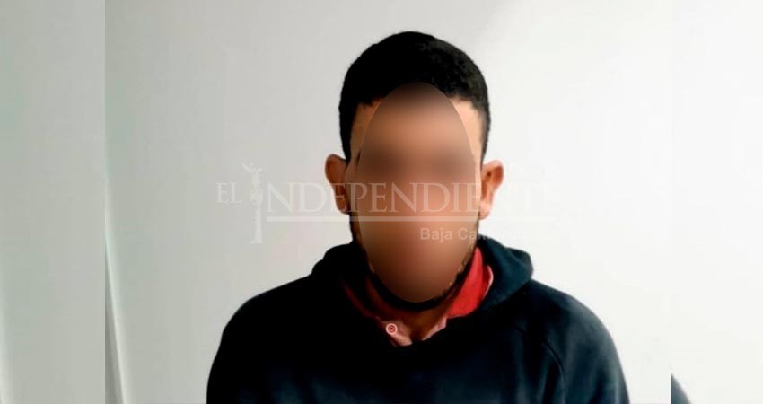 Parroquiano ebrio enfrenta  a policías con un machete; no quería le cerraran el bar