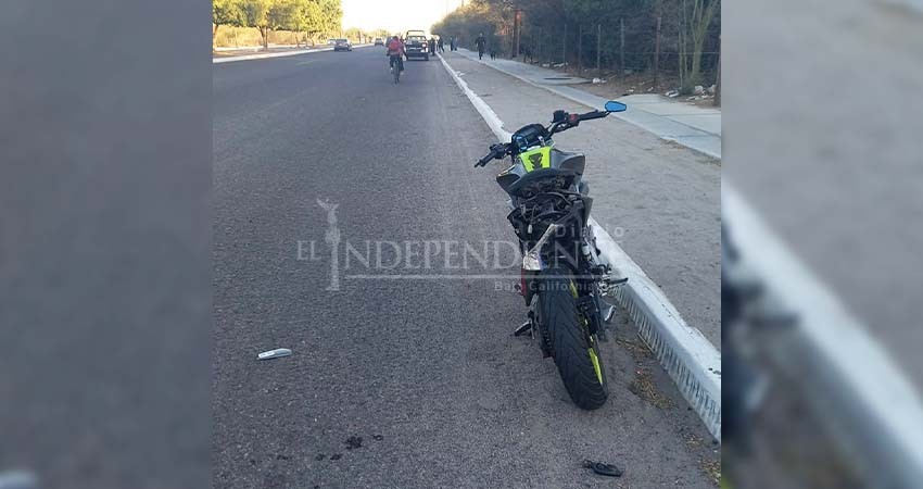 Motociclista “aterriza” en cajuela de carro contra el que chocó por alcance