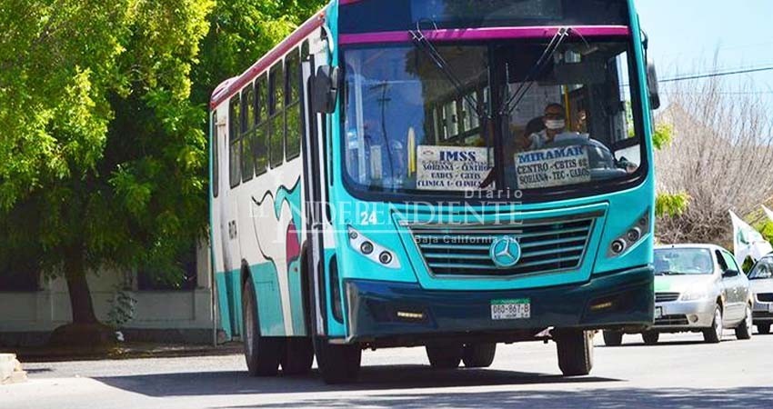 Usuarios de transporte público reportan a chofer por “acelerado”