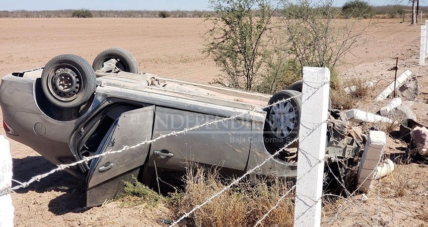 Afortunado conductor sobrevive a aparatosa volcadura en Comondú