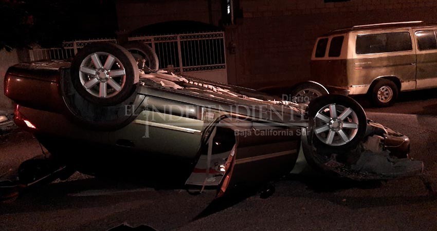 Se durmió al volante y chocó contra autos estacionados