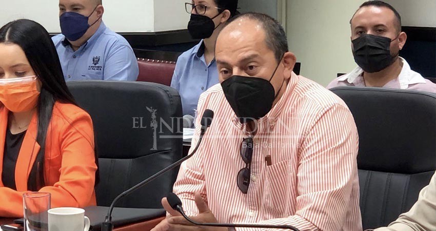 Advierte regidor peligro de barda colapsada en Panteón de los Sanjuanes