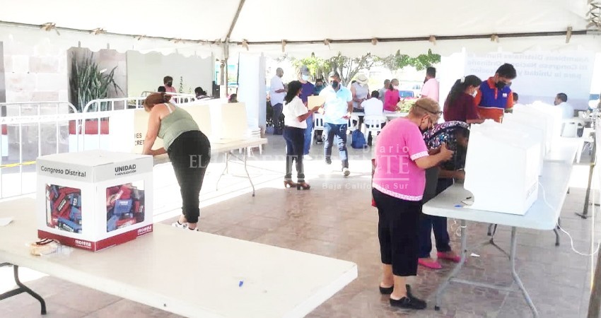 Largas filas para afiliación y votación interna de Morena