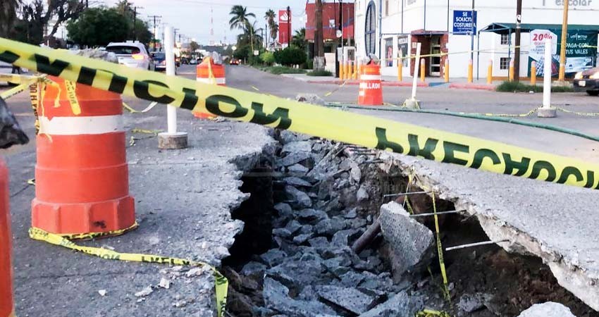 Rompen concreto hidráulico de Isabel la Católica por colapso de aguas negras