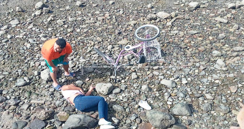 Mientras paseaba, jovencita de 11 años cae a empedrado del malecón de La Paz