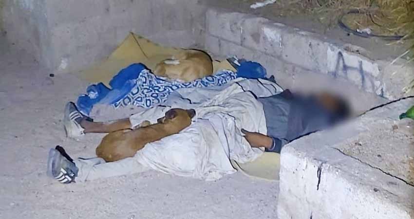 Murió en el frío de la noche, acompañado de sus perritos