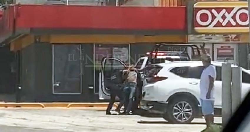 Captan pelea entre ciudadano y policías municipales de Los Cabos