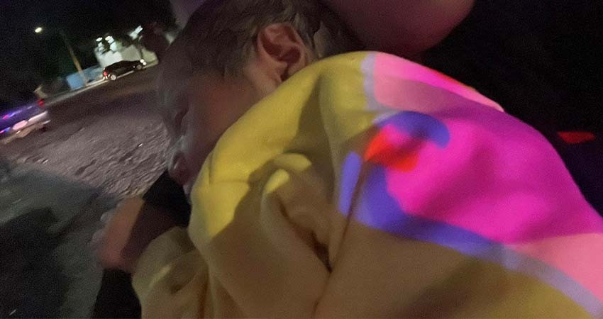 Dentro de una caja abandonaron a una bebe recién nacida en La Paz