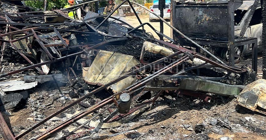 Tres vehículos y dos casas quedaron consumidos por incendio en Cabo San Lucas