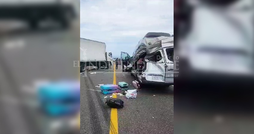 Resultan dos lesionados en choque de transportadora y camión de carga