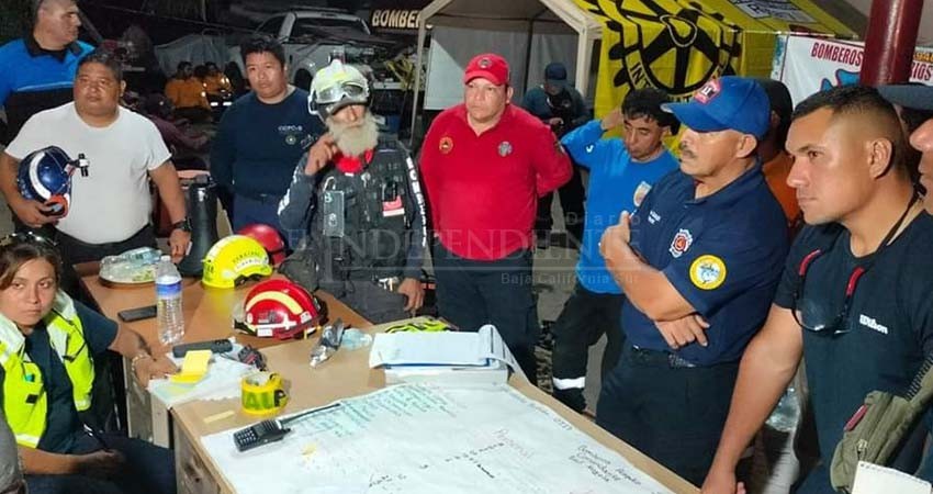 Bomberos de CSL trabajan en la búsqueda de personas desaparecidas en Acapulco