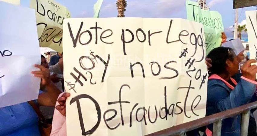 "Vote por Leggs y nos defraudó"; entre protestas el 2do Informe de Gobierno en Los Cabos