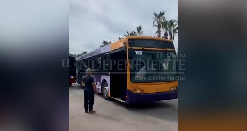 Captan pelea de choferes en Cabo San Lucas; ciudadanía inconforme por su comportamiento