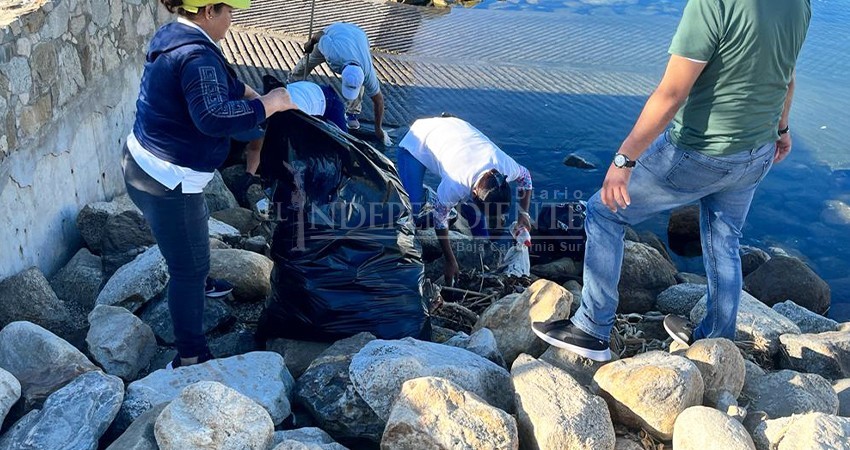 Centro Comunitario retiró 300 kilos de basura de la comunidad La Playa