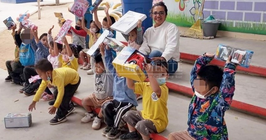 Lleva Asociación Corazones por Cabo juguetes a niños cabeños