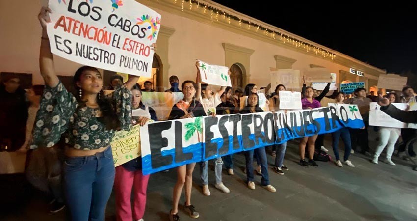 Marchan jóvenes en defensa del Estero de San José del Cabo