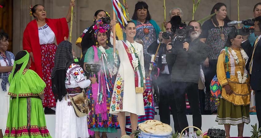 Sheinbaum recibe bastón de mando de 70 pueblos indígenas y comunidad afromexicana