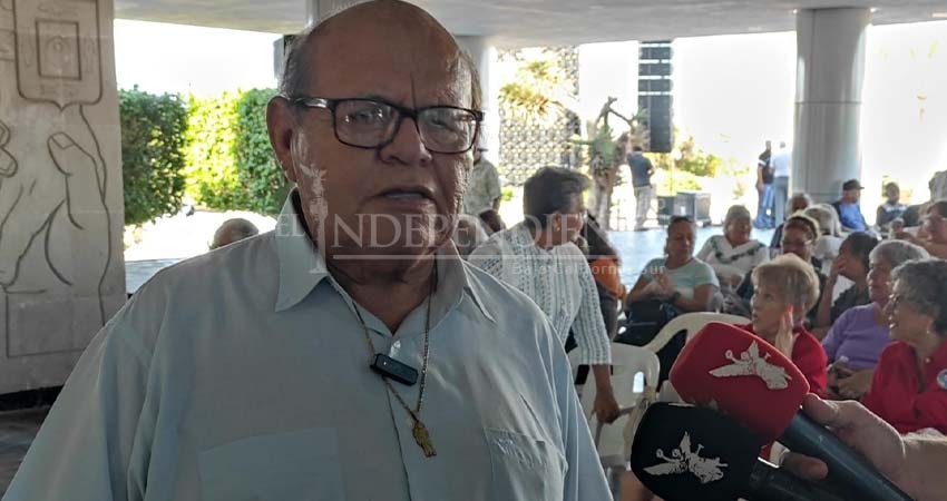 Más de 2,000 jubilados de BCS exigen pago de bonos; amenazan con plantones