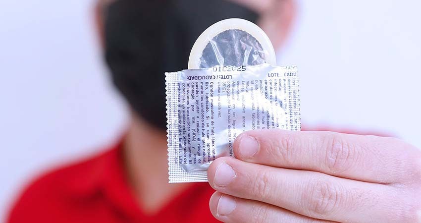 IMSS promueve el uso del condón en adolescentes; repartió 21 millones en 2024