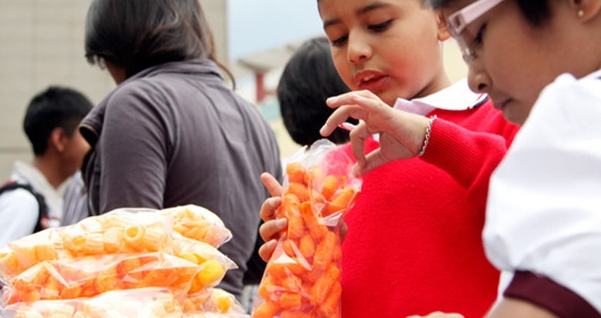 Niños consumen 500 calorías diarias de comida chatarra en la escuela: Calvillo