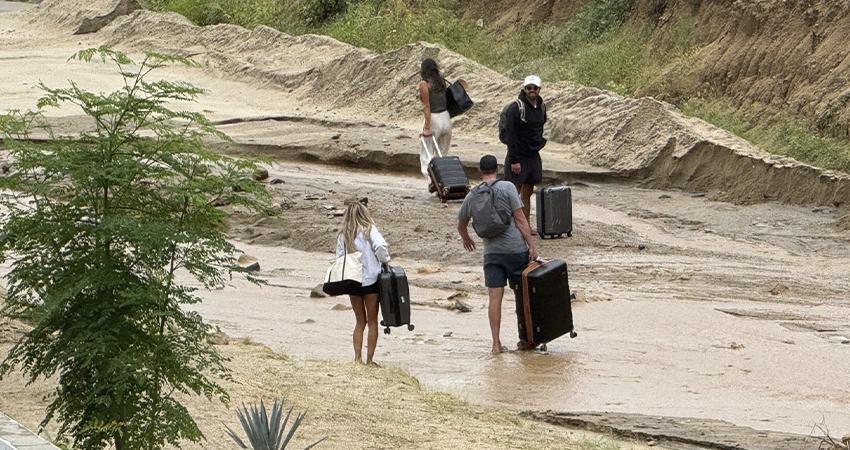Turistas y residentes de El Tezal afectados por daño a vialidades tras lluvias de “Priscilla”