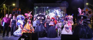 Catrinas y Catrines toman el malecón de La Paz por concurso del Día de Muertos