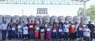 Continúa Ayuntamiento de La Paz con la entrega de tinacos a familias de escasos recursos