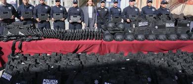 Entrega Ayuntamiento de La Paz armamento, equipo y vehículos a la policía municipal