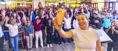 Se reúne la alcaldesa de La Paz con ciudadanos en Loreto