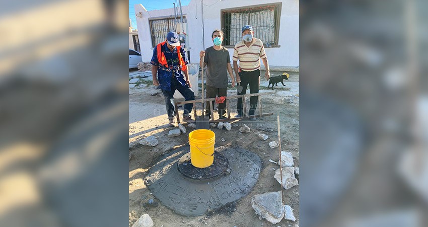 Vecinos reparan drenaje, OOMSAPAS “se quedó mirando” 
